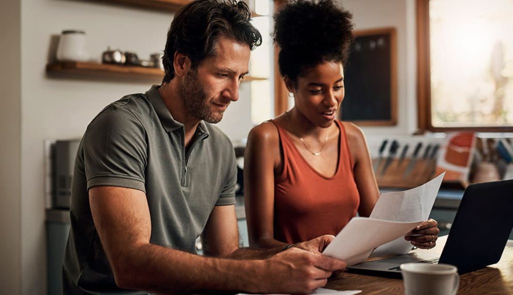 finance-couple-laptop-kitchen-planning-budge