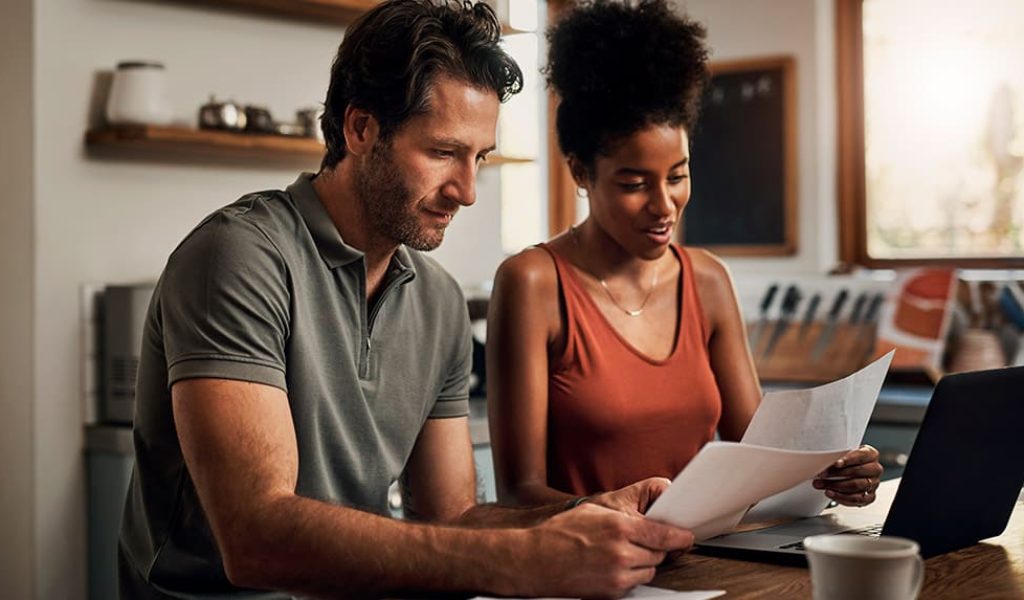 finance-couple-laptop-kitchen-planning-budge